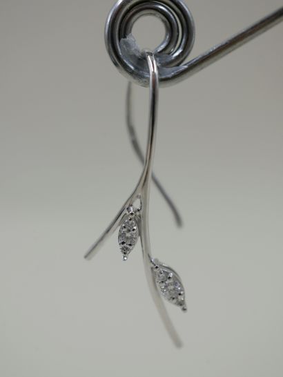 null Pair of earrings in 18k white gold drawing a foliage scratched with diamonds...