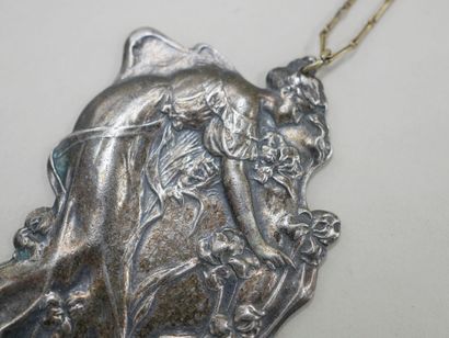  Collier Art nouveau en argent retenant un pendentif à décor d'une élégante dans...