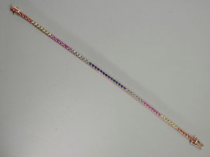null Bracelet ligne en or rose 18k entièrement serti de saphirs ronds multicolores...