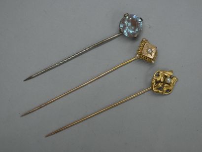  Lot de deux épingles en or jaune décorées de perles - Travail du XIXème - PB : 2,90gr...