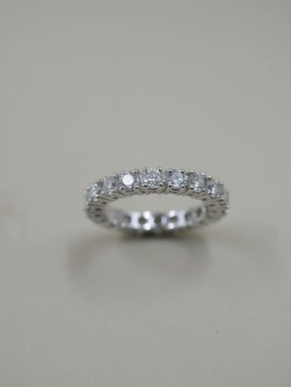 null American wedding ring in 18k white gold set with 20 diamonds for a total weight...