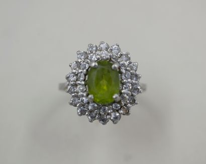 null 
Pompadour ring in 18k white gold surmounted by an olivine in a double entourage...