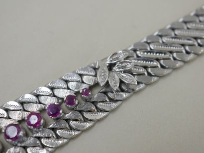 null Flexible bracelet in 18k white gold decorated in its center with a line of falling...