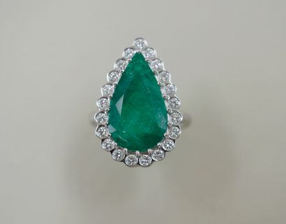 null 18k white gold ring with an emerald probably from Colombia, pear cut of 5,50cts...