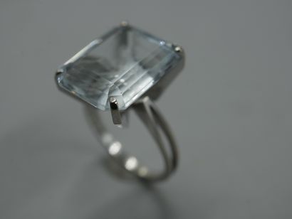 null White gold ring set with a rectangular aquamarine - PB : 5,50gr - TDD 50