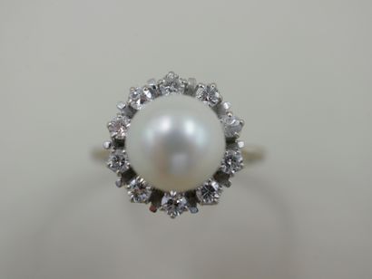 null 18k white gold ring with a white cultured pearl in a diamond setting - PB :...