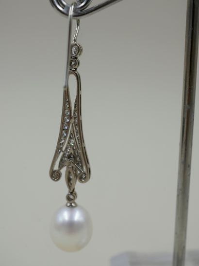 null Paire de pendants d'oreilles Tulipe en or blanc 18k à motif ajouré pavé de diamants...