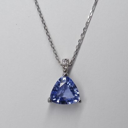 null Pendant Troîda set with a sapphire of 1,50cts approximately surmounted by two...