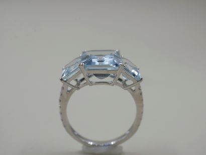 null Ring in 18k white gold set with three rectangular aquamarines for 6cts approximately...