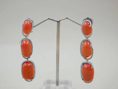 null Pair of 18k white gold earrings holding three oval coral cabochons by diamond...