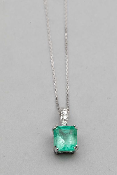 null 18k white gold pendant with an emerald (probably Colombian) of about 2,20cts,...