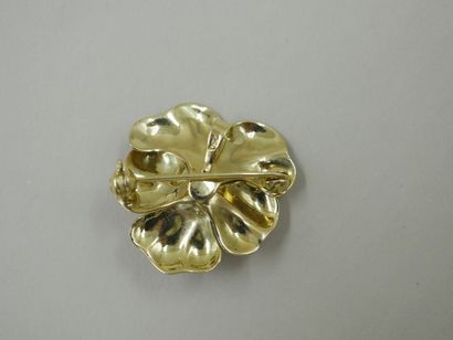 null 
18k yellow gold flower brooch pendant representing an enamelled pansy and centered...