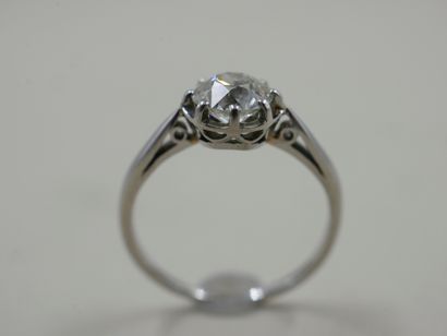 null Bague solitaire en platine sertie d'un brillant taille ancienne pesant environ...