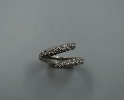 null Crossed ring in 18k white gold paved with diamonds - PB : 6gr - TDD 54