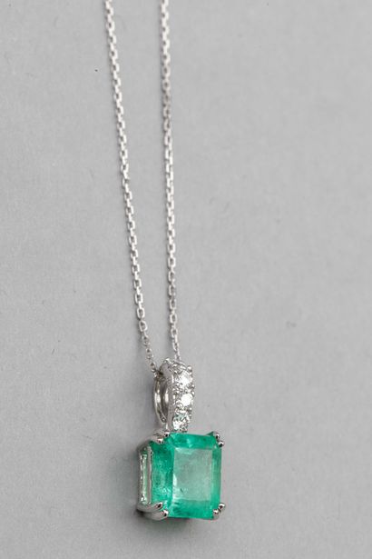 null 18k white gold pendant with an emerald (probably Colombian) of about 2,20cts,...