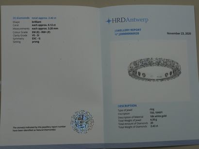 null American wedding ring in 18k white gold set with 20 diamonds for a total weight...