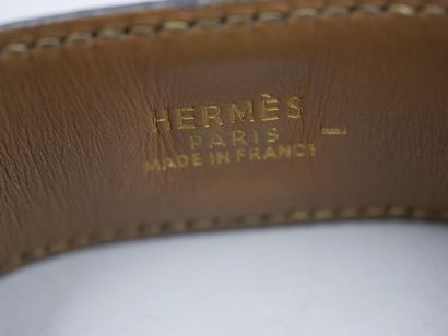 null HERMES - Bracelet cuir manchette "Médor" orné de motif en métal doré - Dans...