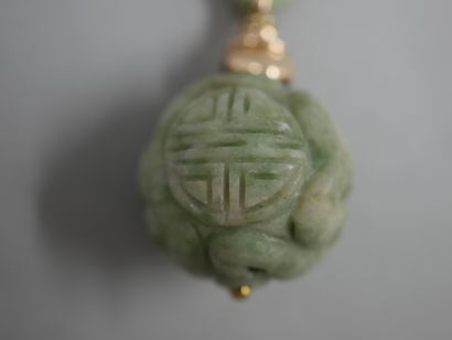 null Pendentif boule en jade/jadeite gravé - Monture en or jaune sur cordon