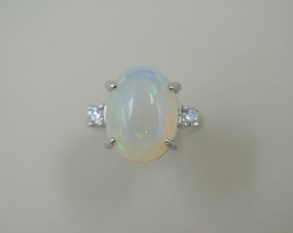 Ring in 18k white gold with a cabochon opal...