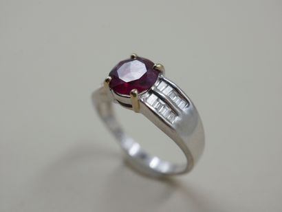 null Modernist ring in 18k white gold with a 2cts ruby and two lines of baguette...