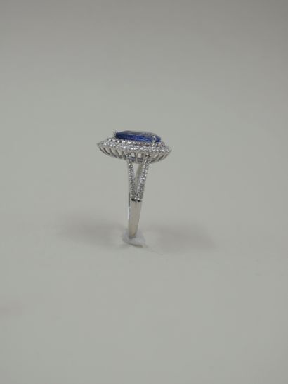 null 18k white gold ring, the setting with two strands paved with diamonds and set...