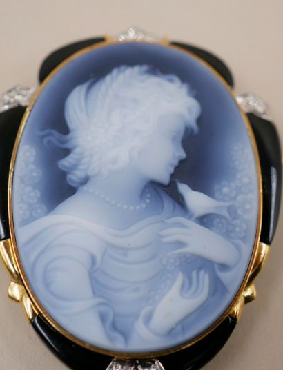 null Romantic brooch pendant in 18k yellow gold with a cameo on agate representing...