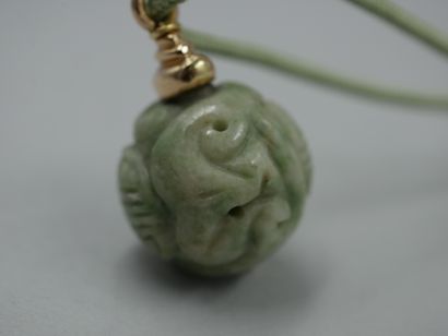  Pendentif boule en jade/jadeite gravé - Monture en or jaune sur cordon