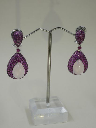 null Pair of earrings in 18k white gold paved with rubies and holding a pear-shaped...