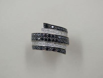 Band ring in 18k white gold set with diamonds...