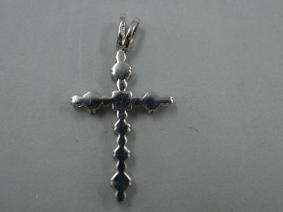 null Pendentif Croix en or gris orné de diamants - PB : 2,20gr