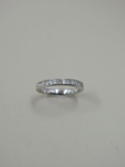 null Wedding ring in 9k white gold set with ten princess diamonds for a total weight...