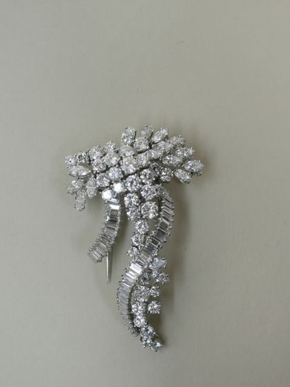 null Superbe broche gerbe en or gris 18k entièrement sertie de diamants taille brillant,...