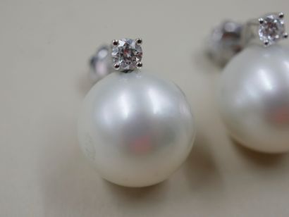 null Pair of 18k white gold earrings topped with a 15mm pearl set with a diamond...