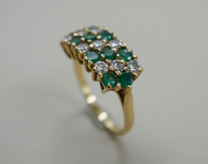 null Band ring in 18k yellow gold with alternating emeralds and brilliant-cut diamonds...
