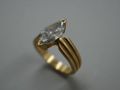  Bague en or jaune 18k à motif de godrons surmontée d'un diamant taille navette de...