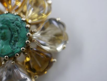 null 18k yellow gold brooch pendant centered with a cameo on malachite representing...