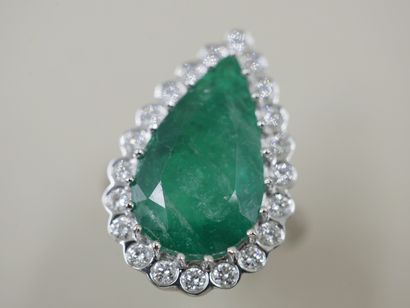 null 18k white gold ring with an emerald probably from Colombia, pear cut of 5,50cts...