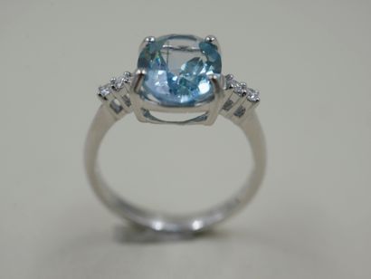 null Ring in 18k white gold with an oval blue topaz of 4cts and two diamonds - PB...