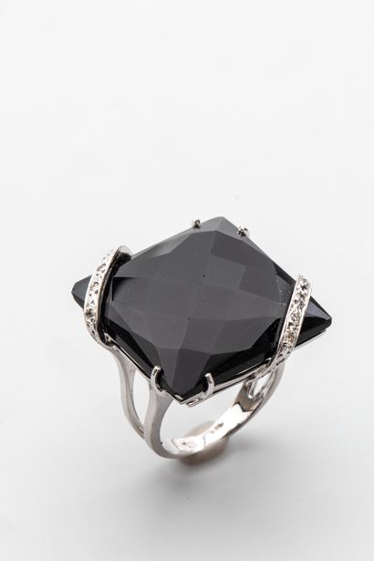 null 18k white gold ring with a faceted onyx motif set with two lines of diamonds...