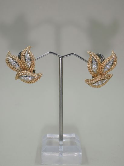null Pair of earrings in 14k yellow and white gold with leaves and diamonds - PB...