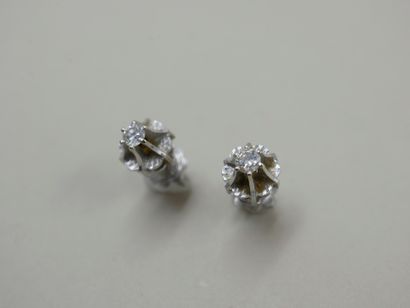 null Pair of 18k white gold earrings set with a round diamond - PB : 3,56gr