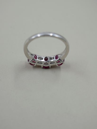 null Bague en or gris 18k ornée de trois rubis ovales pesant au total environ 2,10cts...