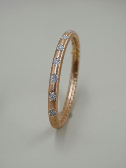 null Bracelet jonc rigide en or rose brossé 18k et serti de diamants taille brillant...