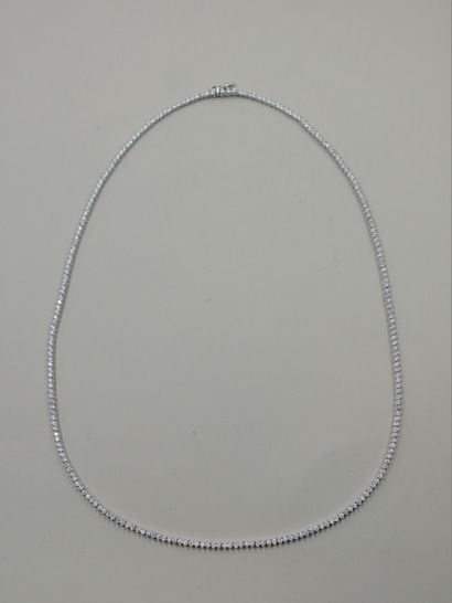 null Articulated necklace in 18k white gold entirely set with diamonds for a total...