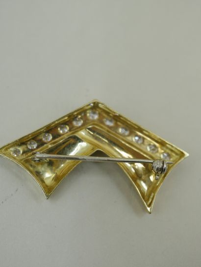 null 18k yellow gold brooch with a line of diamonds - PB : 8,20gr - Length : 4,5...