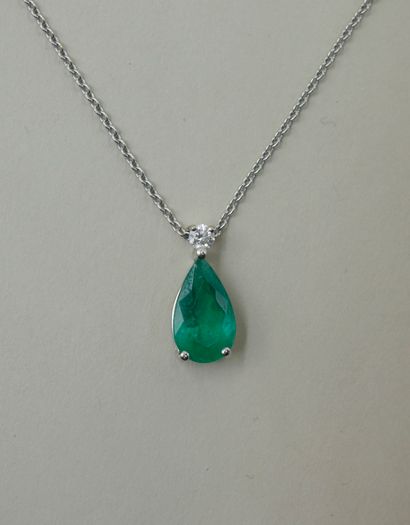 null 18k white gold pendant set with a 3cts pear cut emerald topped by a round diamond...