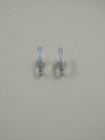 null Pair of 18k white gold hoop earrings set with diamonds - B.P.: 1,81gr - Height:...