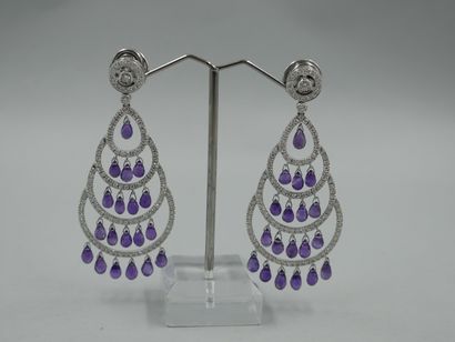 null Paire de boucles d'oreilles en or gris 18k ornées de lignes de diamants en chute...