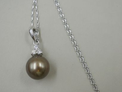 null Pendant in 18k white gold holding a chocolate Tahitian pearl topped by three...