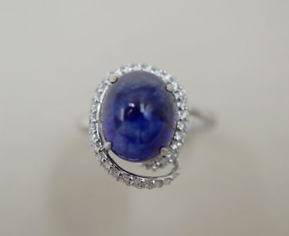 null Bague en or blanc 18k ornée d'un saphir cabochon de 4cts environ entouré d'une...